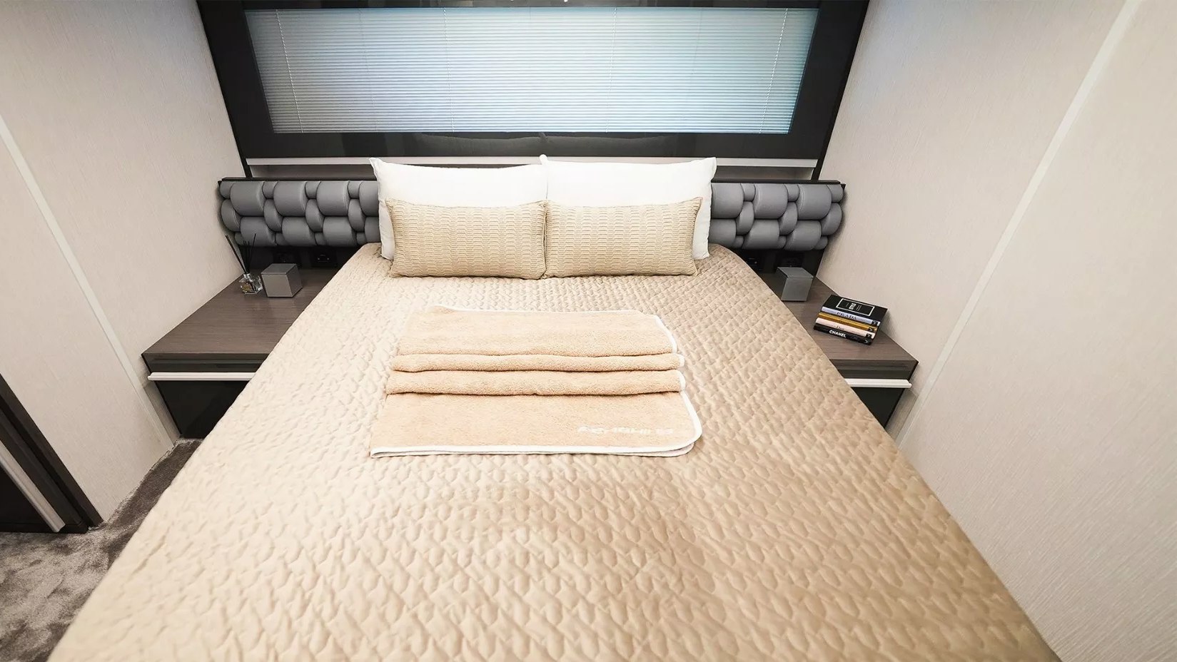 Pershing 5X Shark Grey charter in Dubai, photo 9