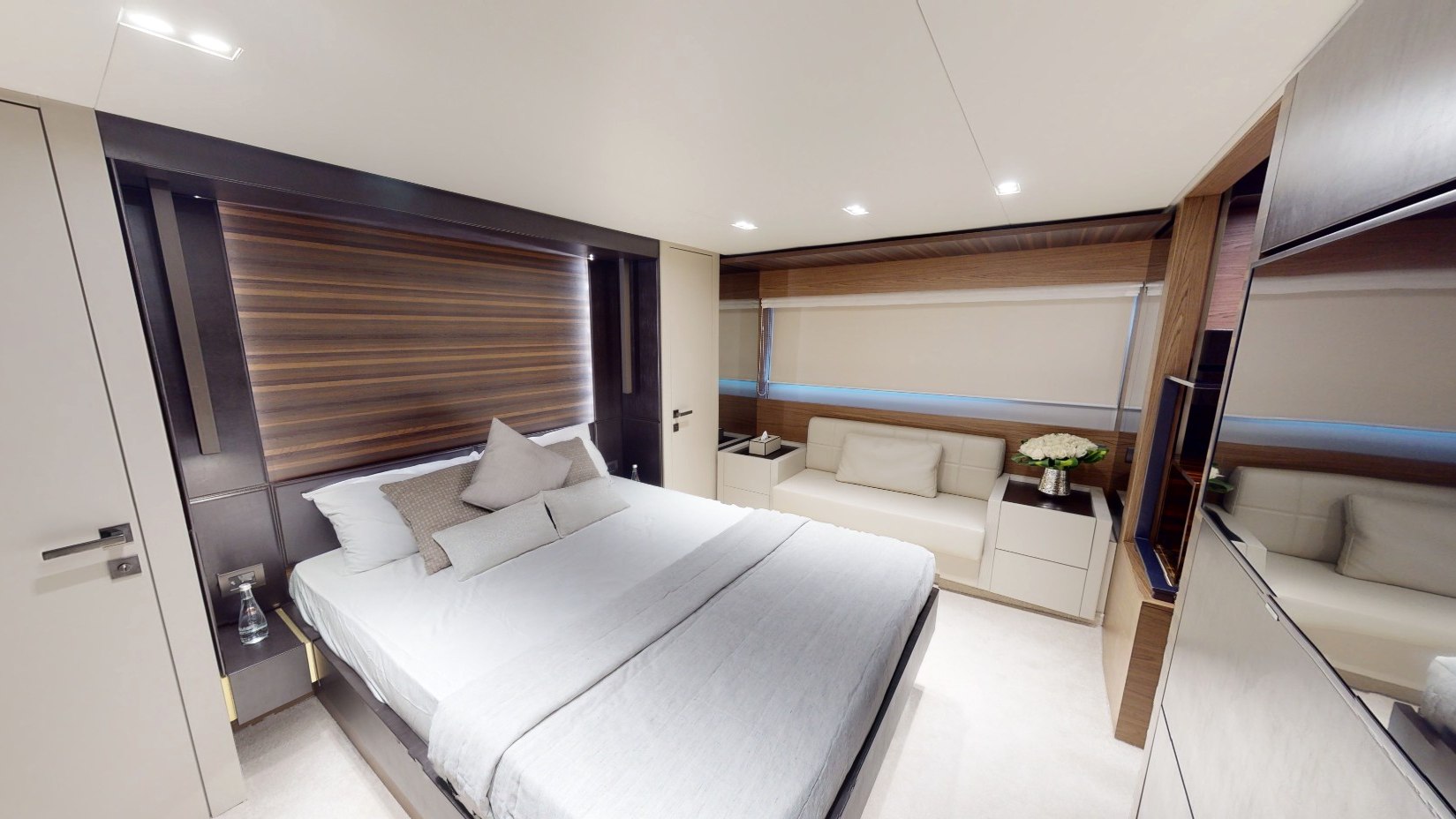 Ferretti 67 ft charter in Dubai, photo 6