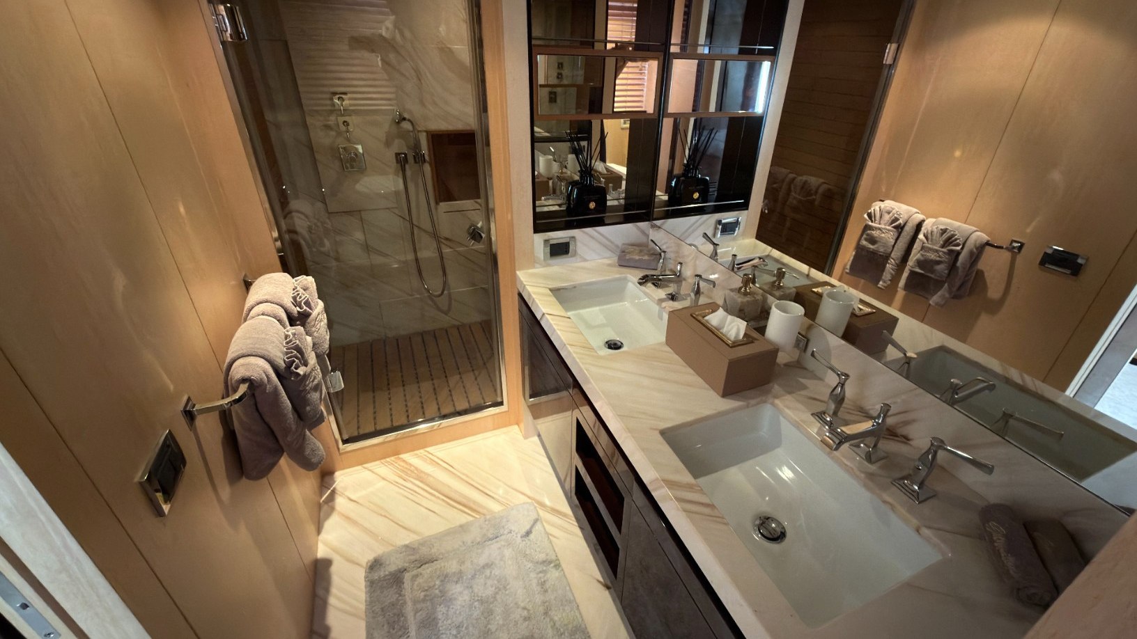 Azimut Satisfaction charter in Dubai, photo 12