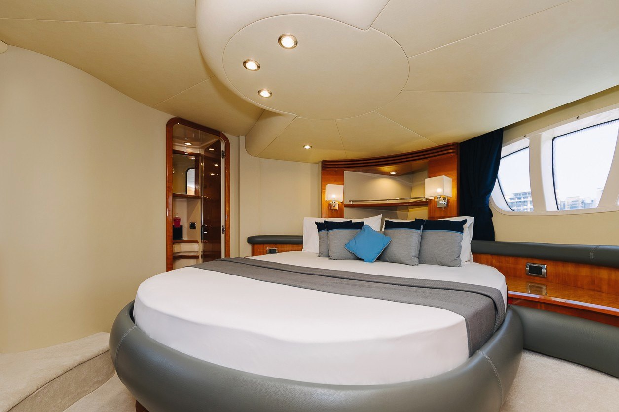 Azimut 8ofUs charter in Dubai, photo 4